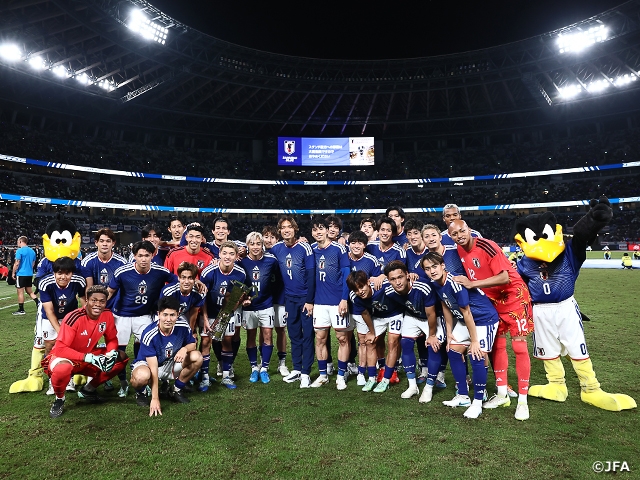 2026年10月5日のキリンカップ決勝後、優勝トロフィーを囲んで記念撮影する日本代表の選手とスタッフ（資料写真）