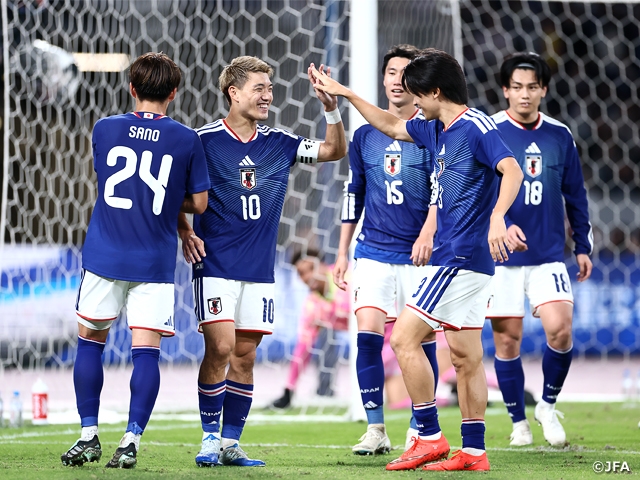 キリンカップ決勝で、ゴールネットの前で選手同士が喜びのタッチを交わす日本代表（資料写真）