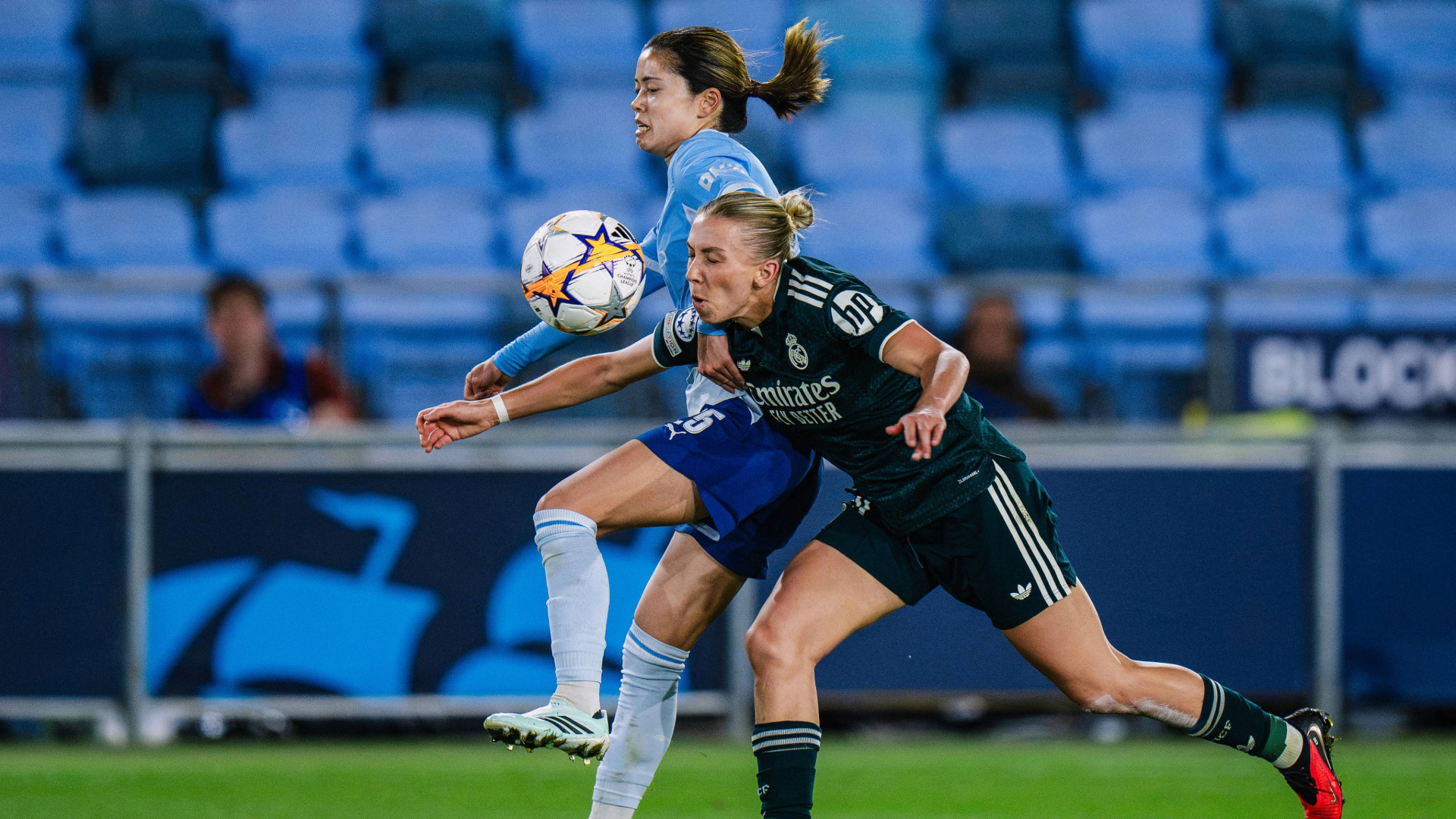 2026年10月1日のUEFA女子チャンピオンズリーグ、レアル・マドリー戦でボールを競り合うマンチェスター・シティの長谷川唯(クラブ公式の試合写真)